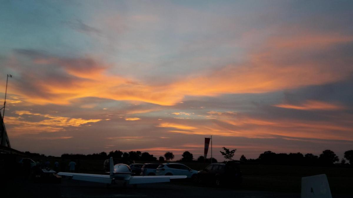 Des hommes des machines et un ciel magnifique
