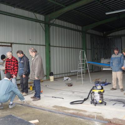 de nombreux bénévoles dans les hangars