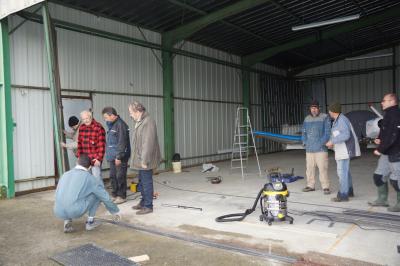 de nombreux bénévoles dans les hangars