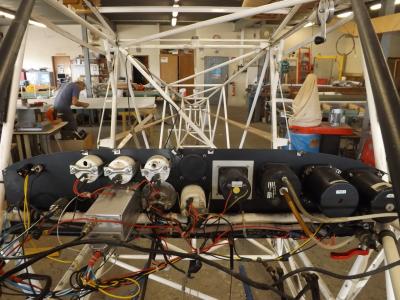 Derrière la planche de bord