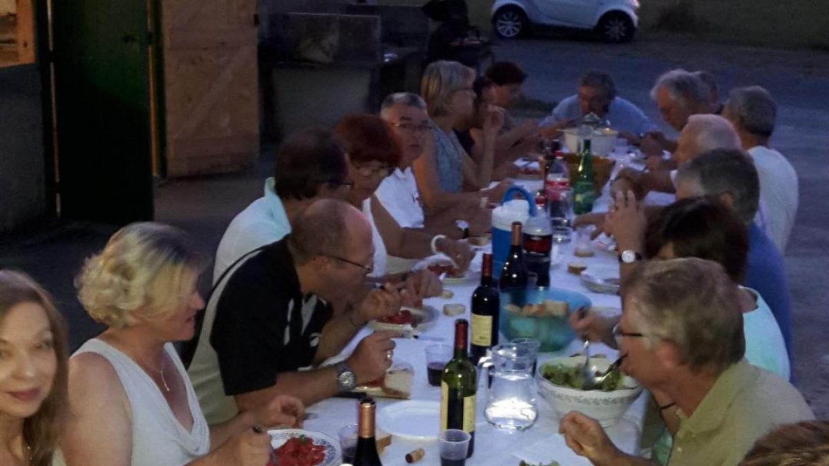 Et repas convivial avec ceux qui ne sont pas venus