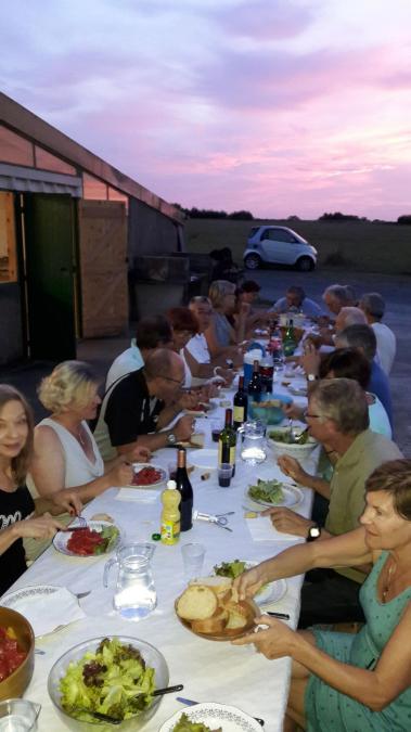 Et repas convivial avec ceux qui ne sont pas venus