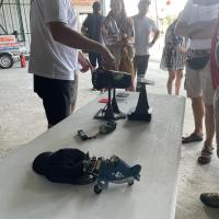 Guilhem avec une petite soufflerie démontre les effets du vent sur les ailes