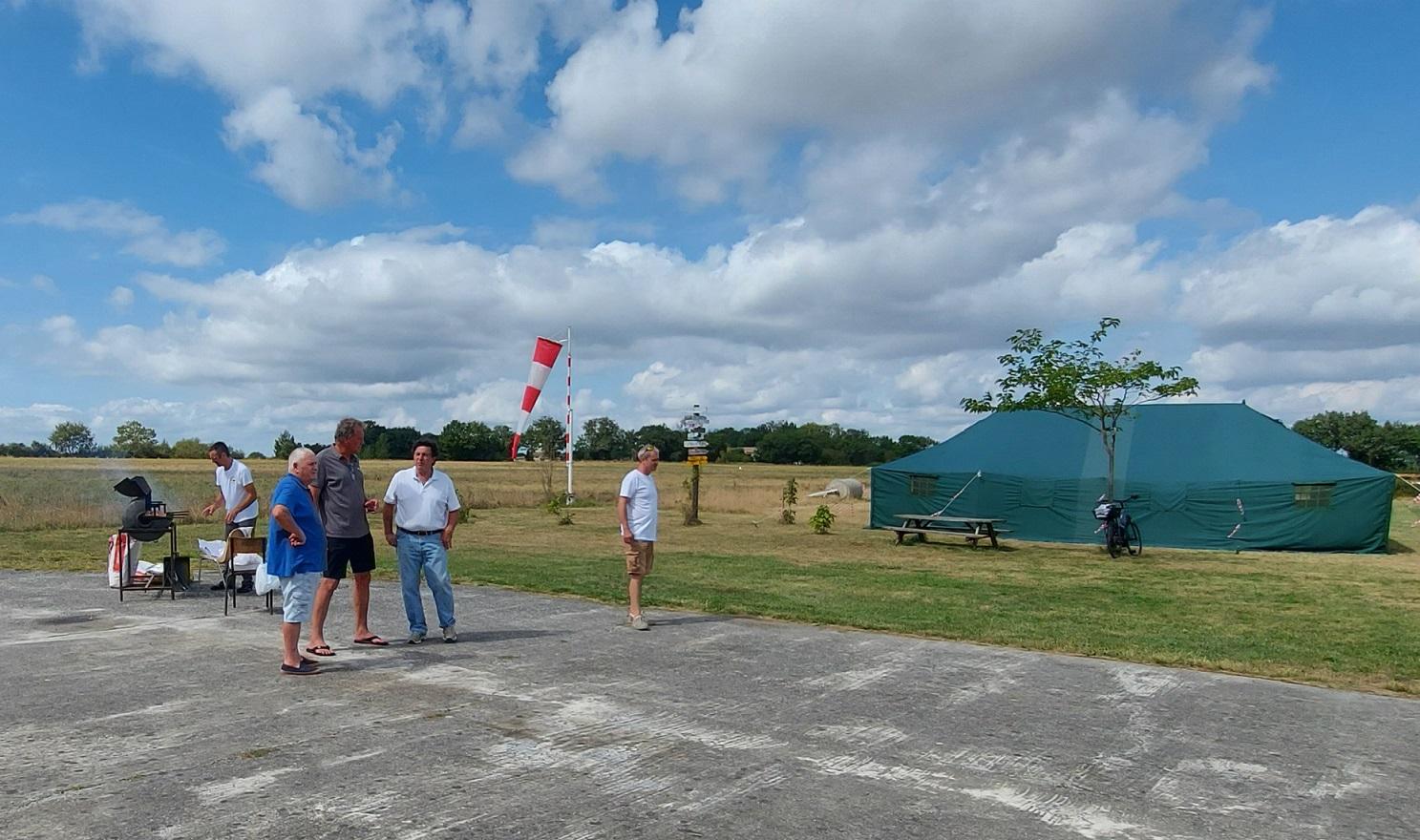 les bénévoles s'activent autour du BBQ