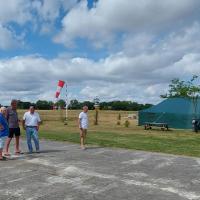 les bénévoles s'activent autour du BBQ
