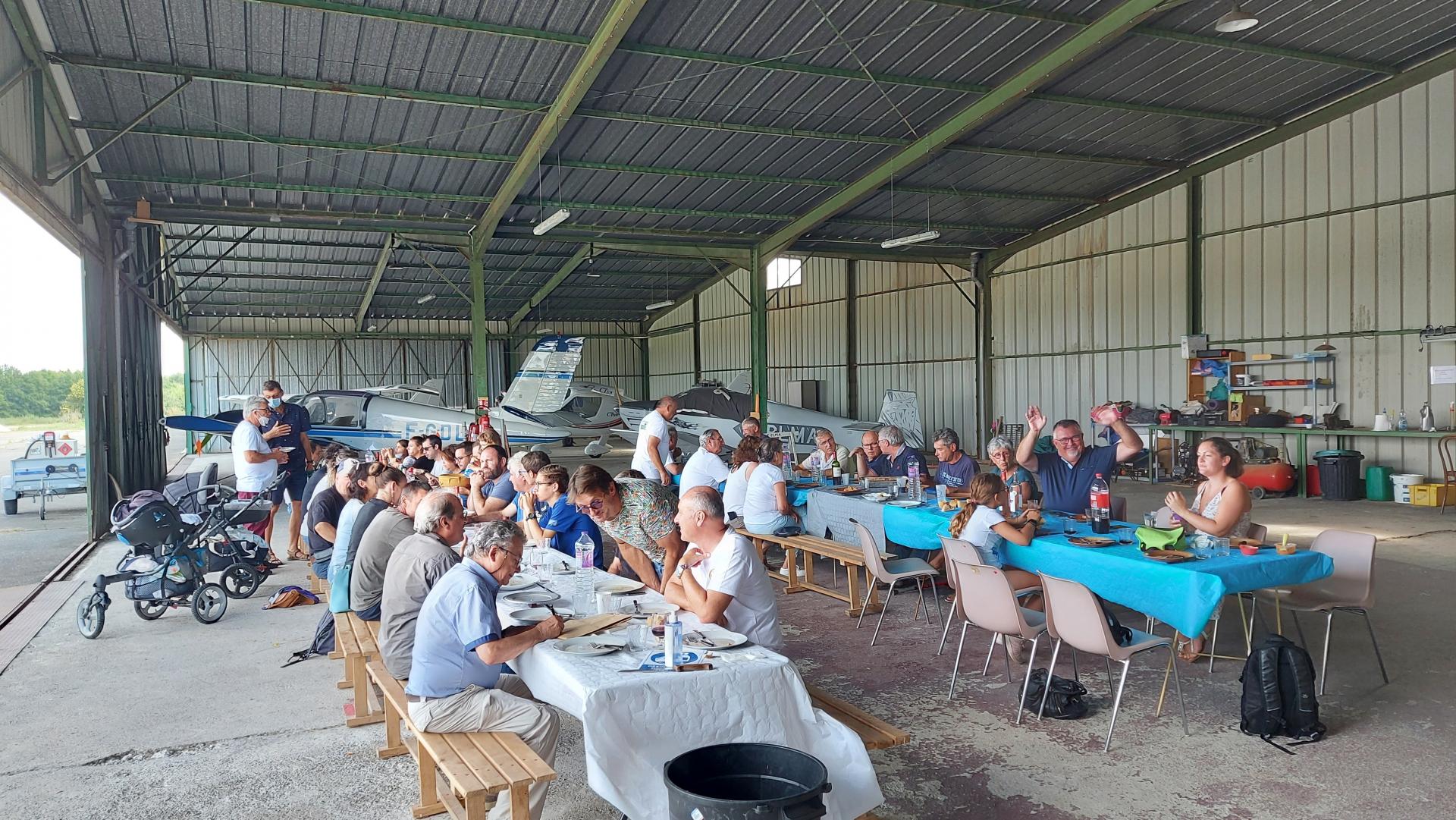 repas convivial qui a réunis bénévoles et familles de voisins