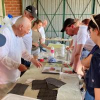 André prépare une pièce en composite pour un ULM